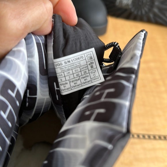 Ugg Women’s Classic Maxi Toggle Boot - Picture 10 of 10